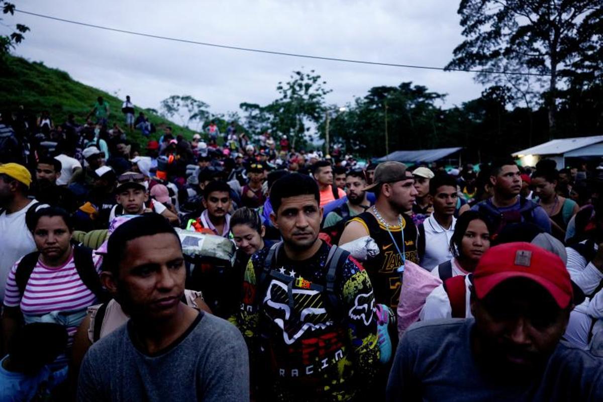 Migrantes cruzan el río Muerto en el Tapón del Darién, de viaje hacia los Estados Unidos, en Acandi, Colombia