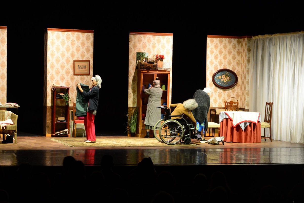A función de «As gardiás ou o nó do tecelán»  no peche da Mostra de Teatro de Cangas.