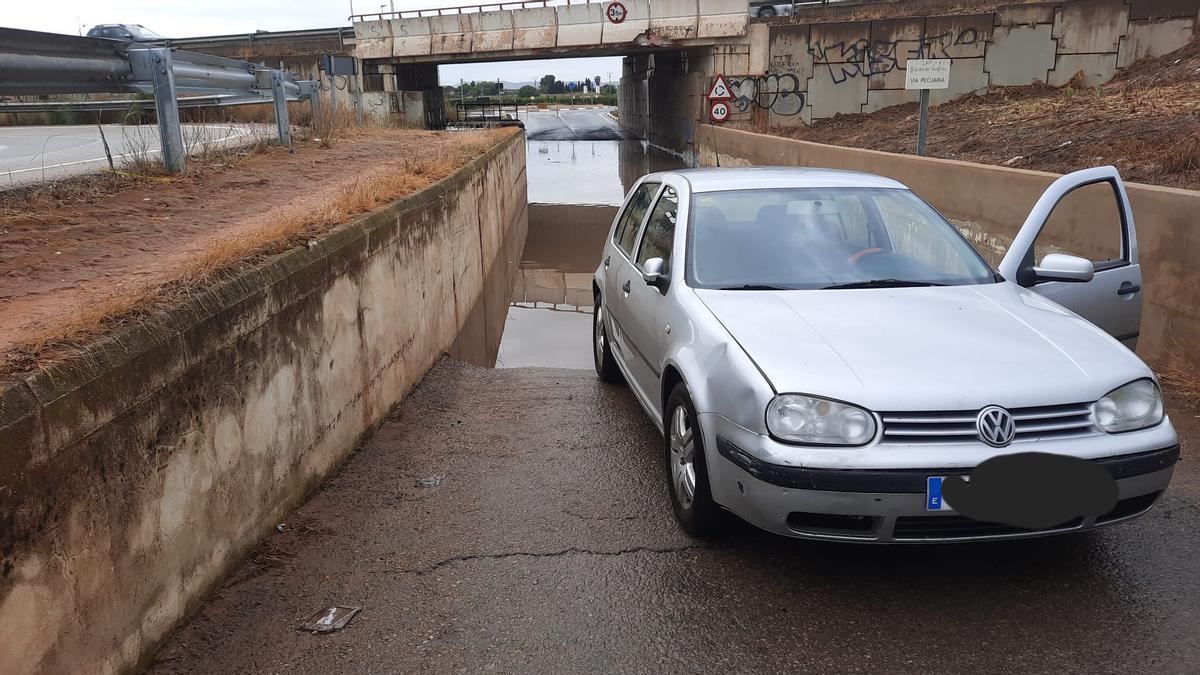 Uno de los coches atrapados en Albal.