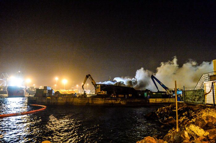 INCENDIO BARCO EN MUELLE REINA SOFIA