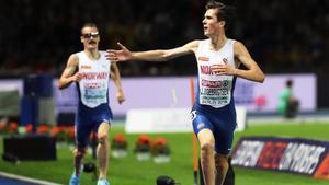 Jakob Ingebrigtsen, por delante de su hermano Henrik, celebra la victoria en los 5.000 metros en Berlín.