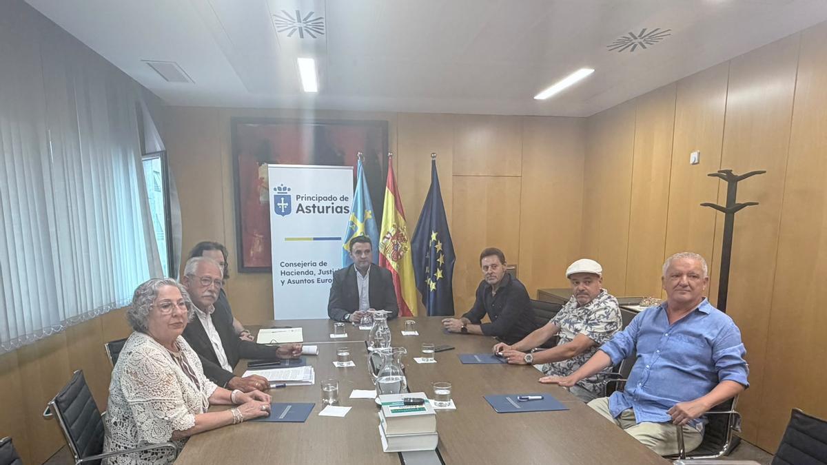 De izquierda a derecha, Pilar Manzano, Ramón del Fresno, Guillermo Peláez, Marcelino Pérez, Nacio González y Juan Nieto durante la reunión.