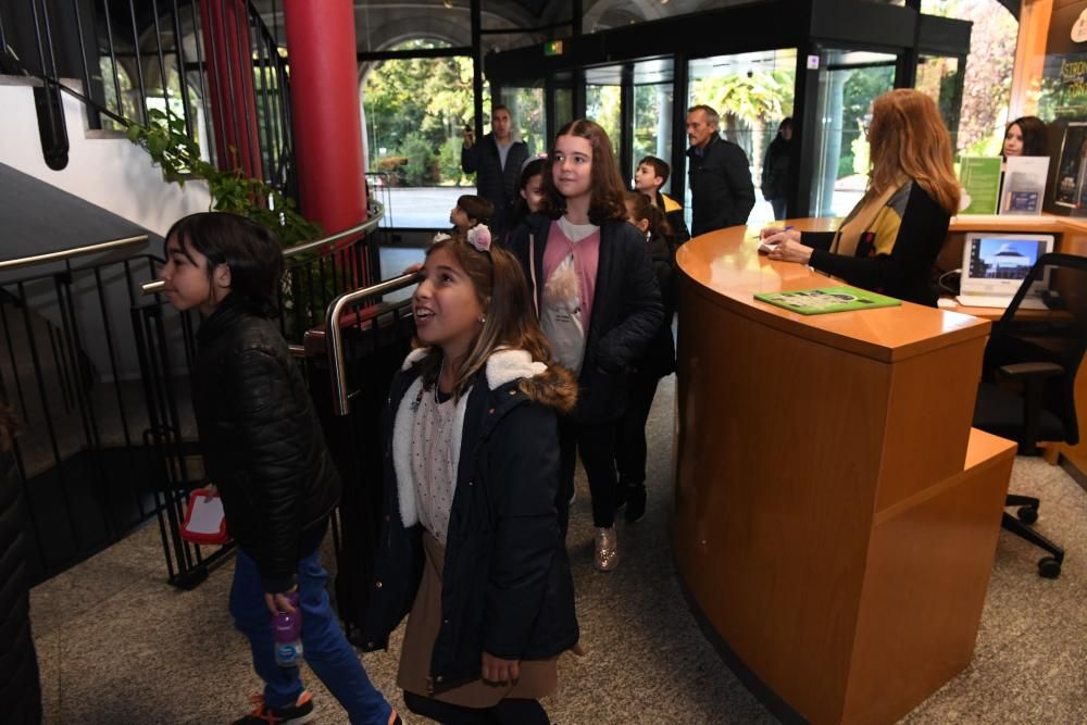 El visitante cuatro millones estaba entre el grupo de escolares de un colegio de la ciudad que ha visitado esta mañana el planetario coruñés.