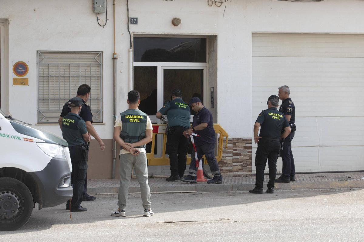 La Guardia Civil precinta el edificio en el que se produjo la explosión que dejó un muerto en Benifaió.