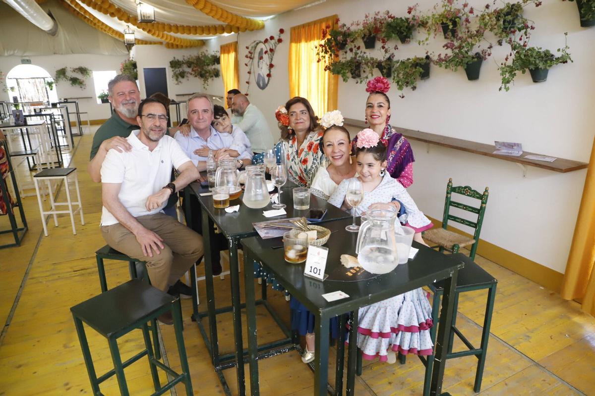 Familias, compañeros de trabajo y amigos de toda la vida convierten cada caseta en un punto de encuentro marcado por la tradición y las ganas de volver a verse un año más Familias, compañeros de trabajo y amigos de toda la vida convierten cada caseta en un punto de encuentro marcado por la tradición y las ganas de volver a verse un año más
