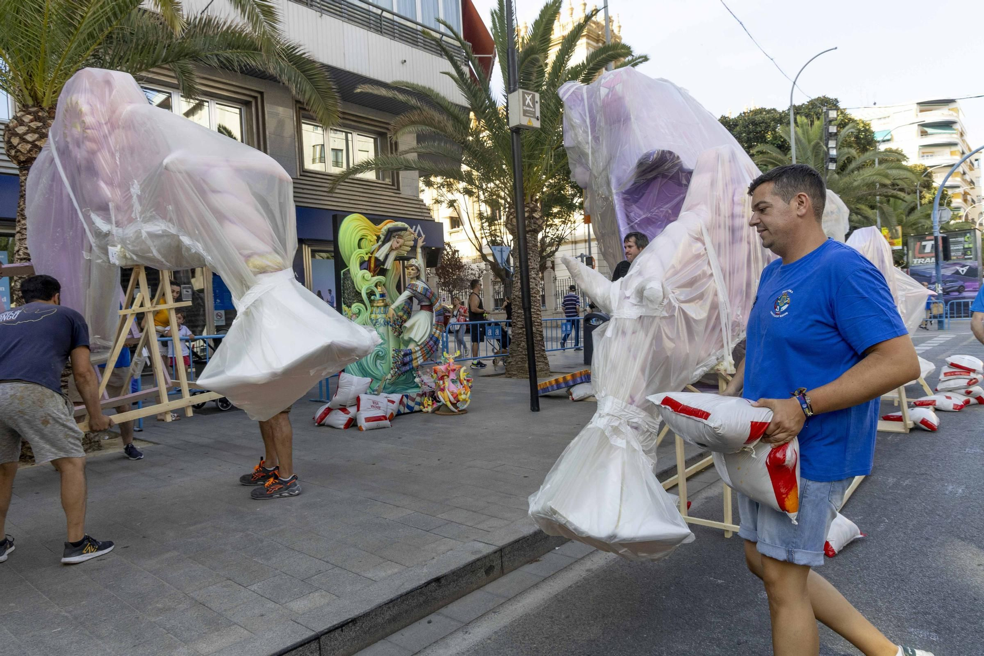 Las hogueras de Especial arrancan su plantà en Alicante