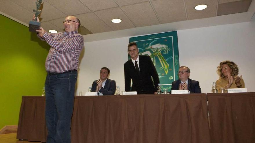 Juan Tuñón, de la Asociación Jovellanos, recoge el premio en presencia de Julio García, alcalde de Laviana; José Vicente Barbón, presidente de la Fundación Emilio Barbón; Francisco del Busto, consejero de Sanidad, y María Teresa Mallada, presidenta de Hunosa.