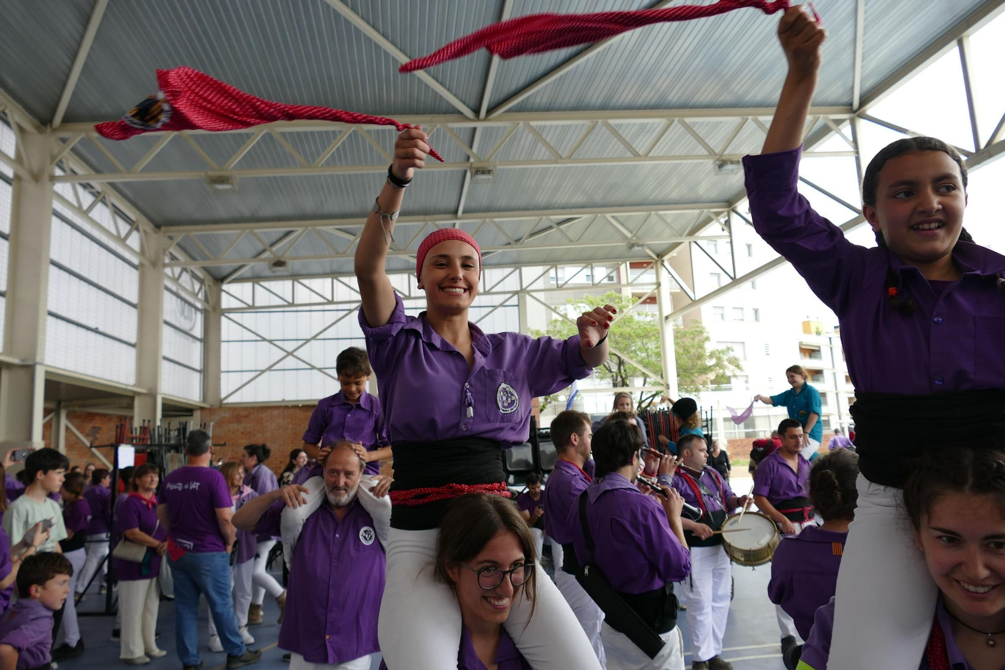 Figueres celebra la Diada Castellera de Santa Creu a resguard de la pluja