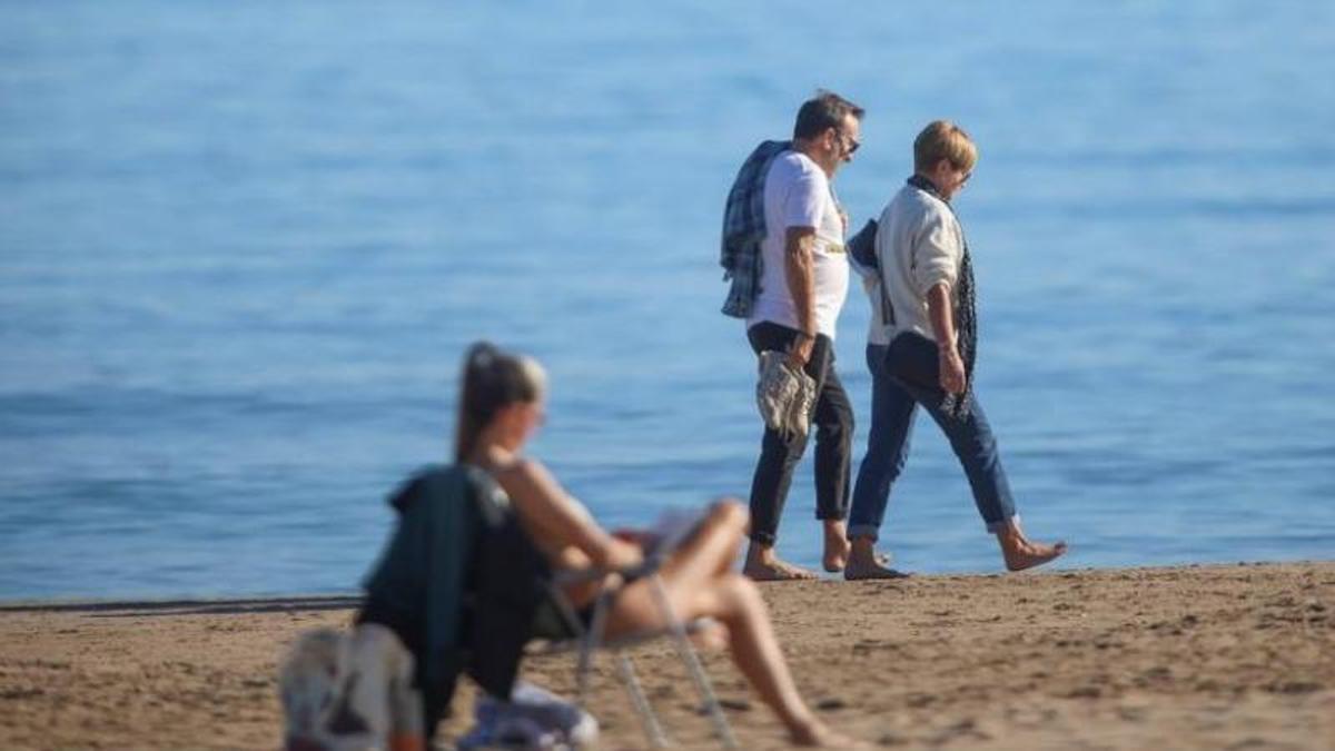 Se acercan días para pasear o tomar el sol en playas como la Malvarrosa, en València.