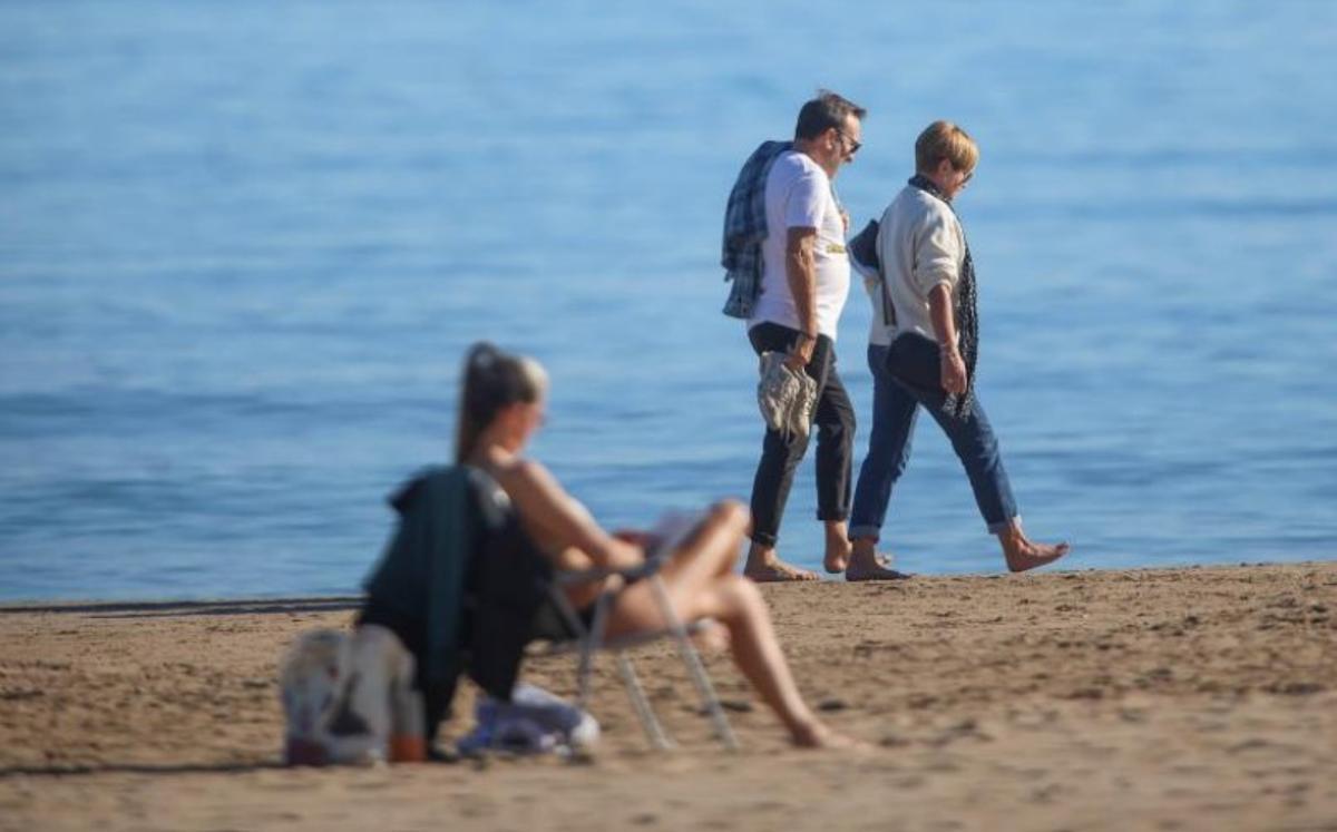 Se acercan días para pasear o tomar el sol en playas como la Malvarrosa, en València.