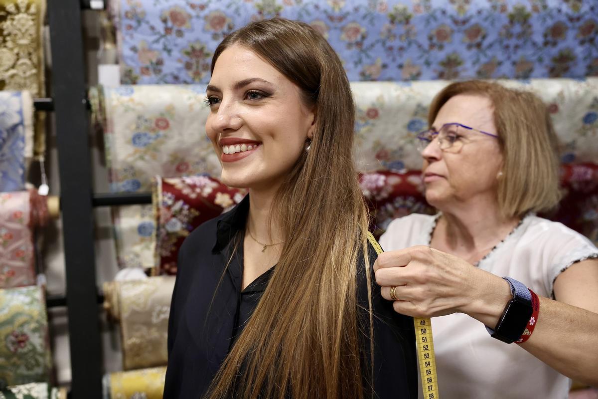 Toma de medidas para el traje más importante de sus vidas falleras Toma de medidas para el traje más importante de sus vidas falleras