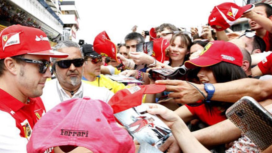 Alonso firma autógrafos en Montmeló
