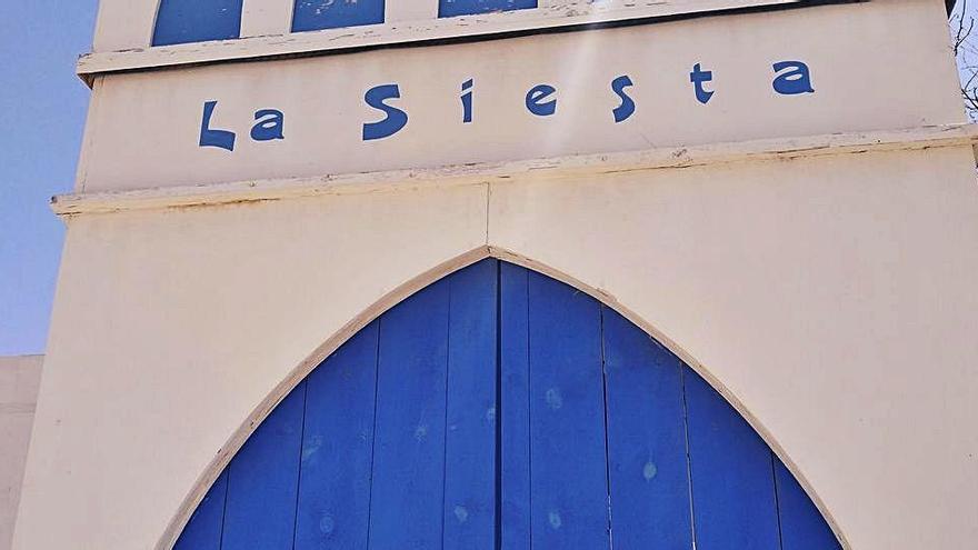 Orden de precinto colocada en la puerta del establecimiento de la playa del Benissero.