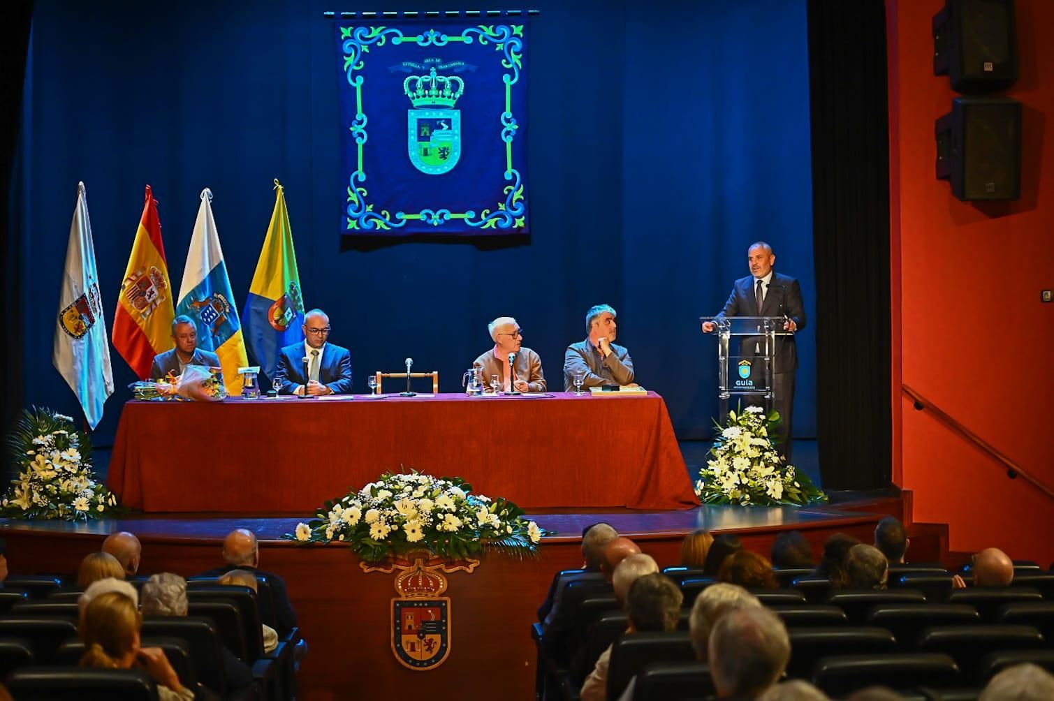 Homenaje a Don Pedro González Sosa y reconocimiento al nuevo cronista oficial