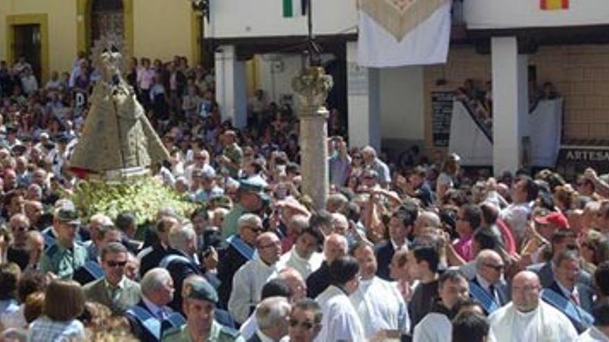 Más de 10.000 fieles acompañan a la Virgen de Guadalupe en procesión