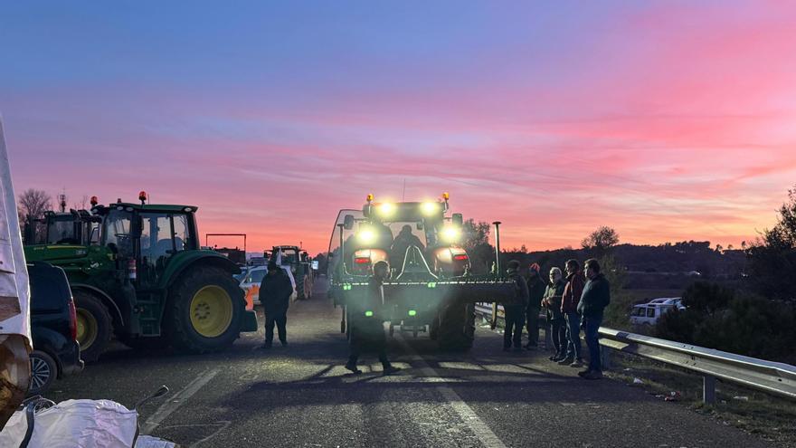 Reobren dos carrils de l'AP-7 en direcció nord un cop finalitza la reparació de la via per les protestes de la pagesia