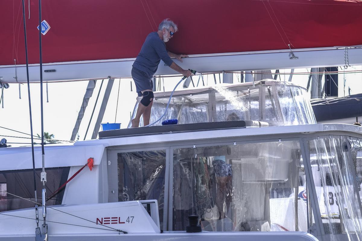 Un hombre limpia su barco este sábado en los prolegómenos de la última salida de la ARC desde Las Palmas de Gran Canaria