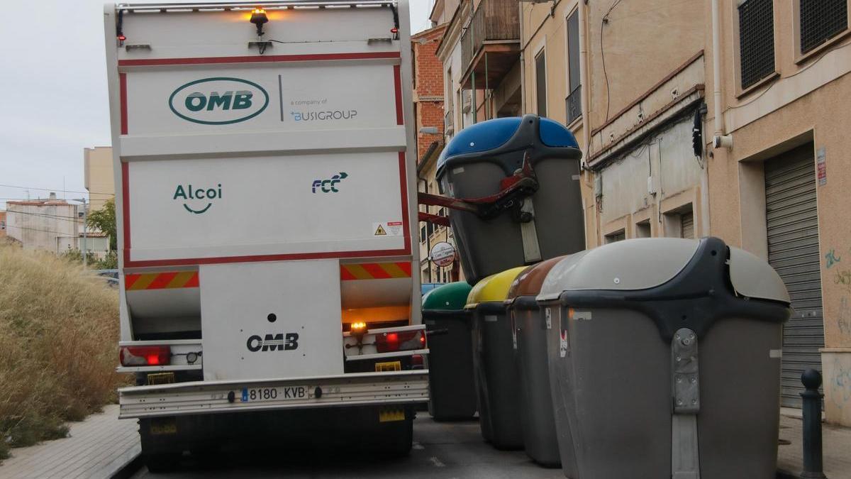 Un camión de recogida de basura en Alcoy.
