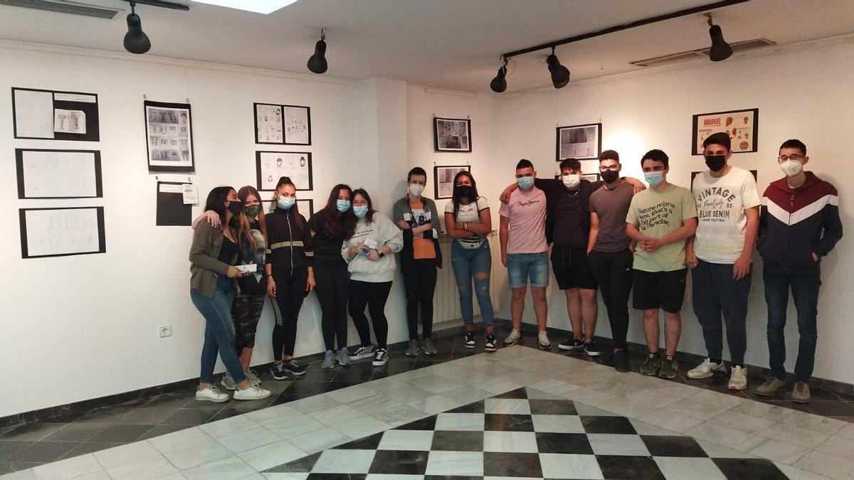 Un grupo de alumnos y alumnas del centro durante su visita a la muestra de los fanzines del IES Río Arba.