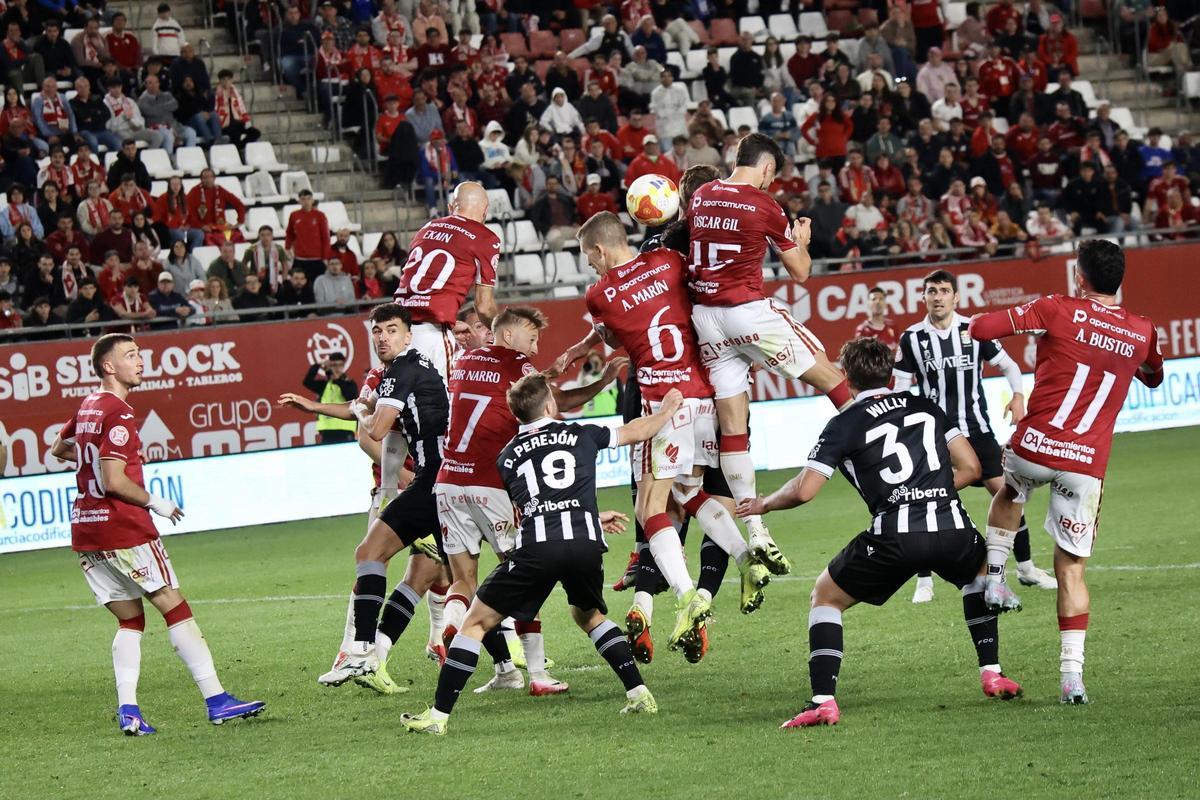 Acción que acabó en el gol anulado al Real Murcia por fuera de juego de Flakus