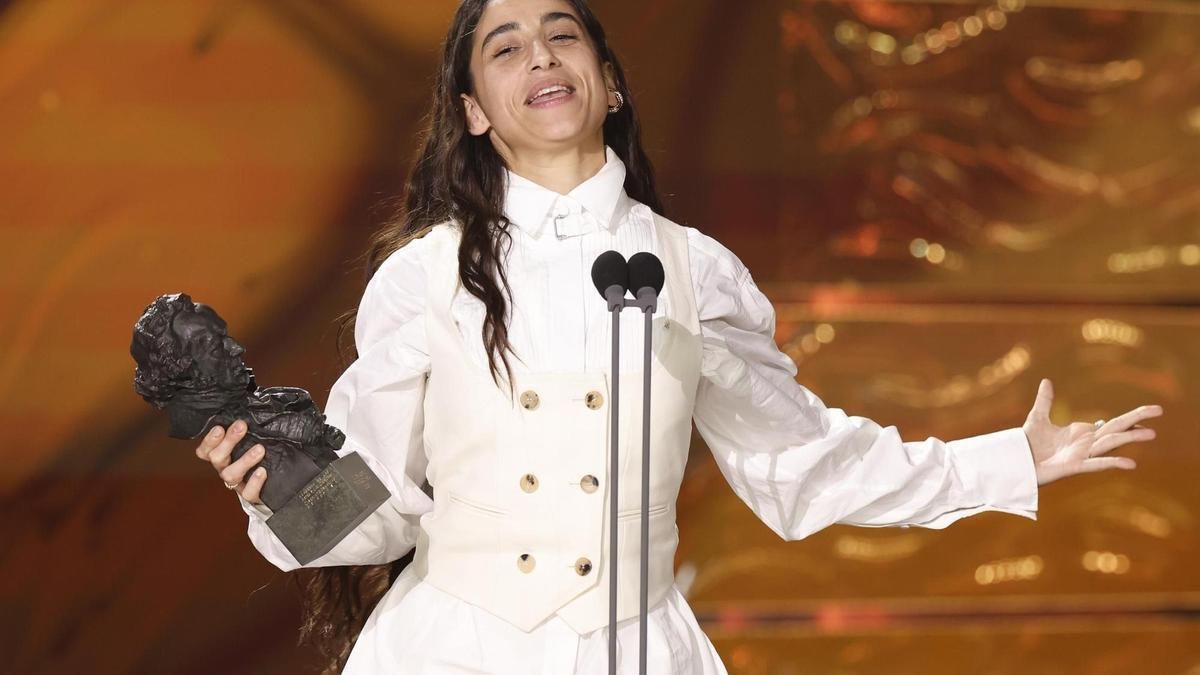 Carolina Yuste, recogiendo un Goya.