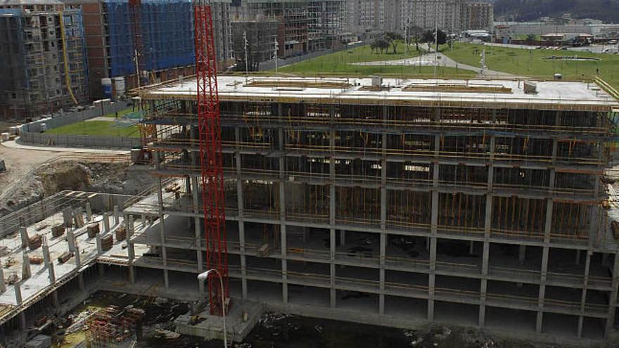 Edificio en construcción en la urbanización de Vioño.