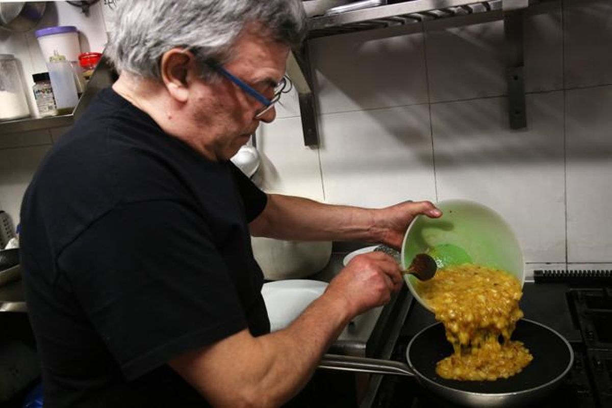 Hay que echar la mezcla de patata y cebolla fritas con el huevo batido en la sartén.
