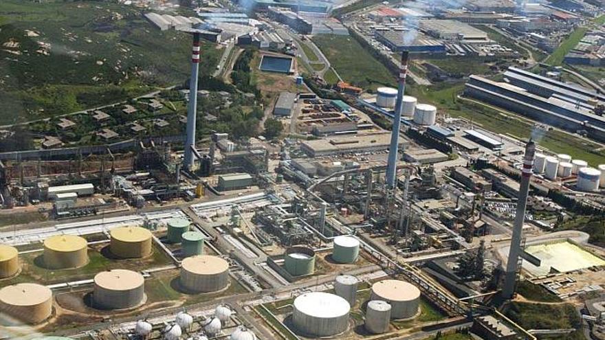 Imagen aérea de las instalaciones de la refinería en Meicende. / víctor echave