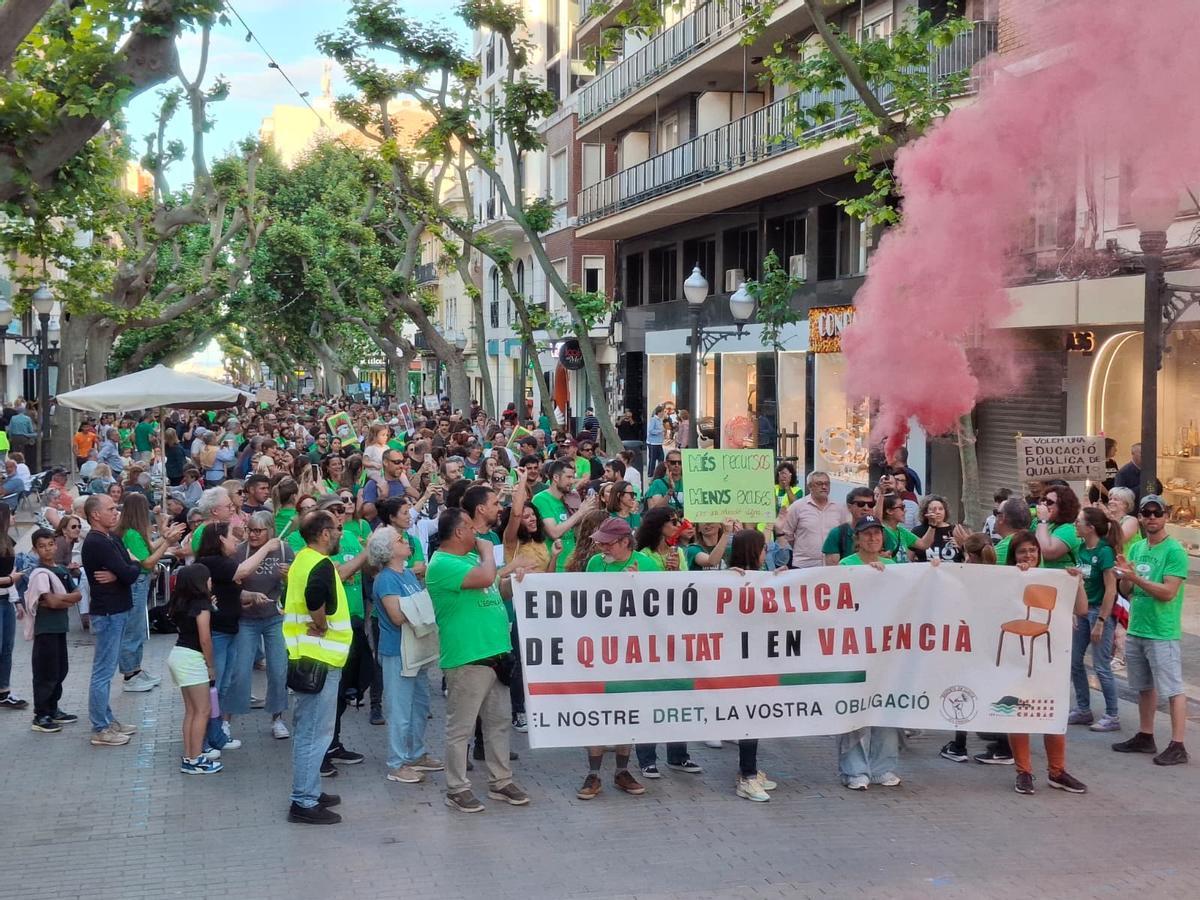 Las imágenes de la multitudinaria e histórica manifestación de los docentes y familias en Dénia