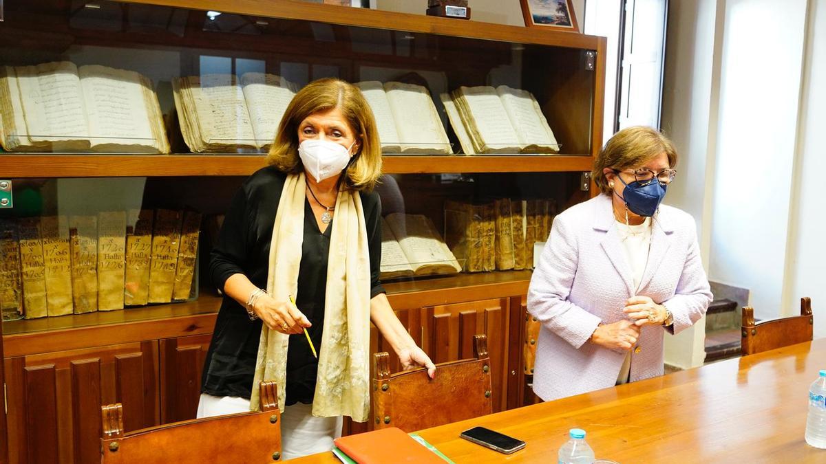 María Jesús Botella y Dolores Sánchez, instantes antes del inicio de la rueda de prensa en Villanueva de Córdoba.