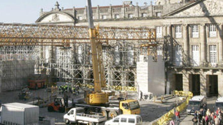 El altar para la misa que ofrecerá el Papa en la Praza do Obradoiro sigue su construcción // Xoán Álvarez