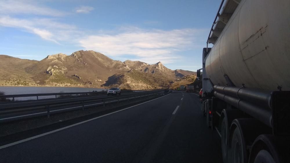 La autopista del Huerna, cortada por un accidente en Barrios de Luna