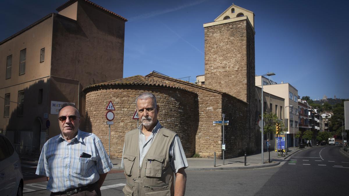 Josep Maria Riera y Josep Callejón frente al santuario del Coll.