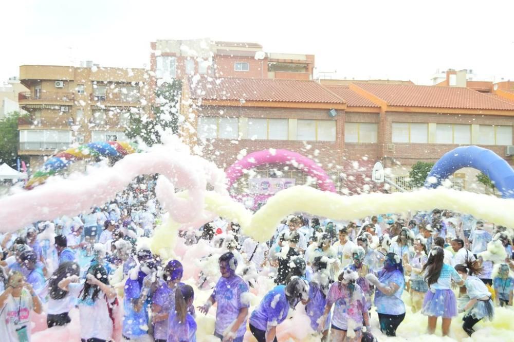 Un millar de personas disfrutan de los ''polvos holi'' en San Pedro