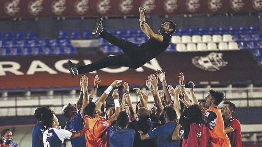 Los jugadores del Sabadell mantean a Antonio Hidalgo tras el ascenso.