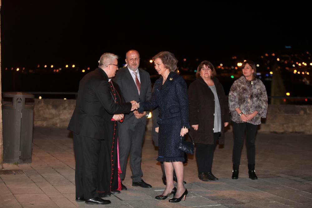 La Reina Sofía visita en Palma la muestra 'El viaje de Ramon Llull'