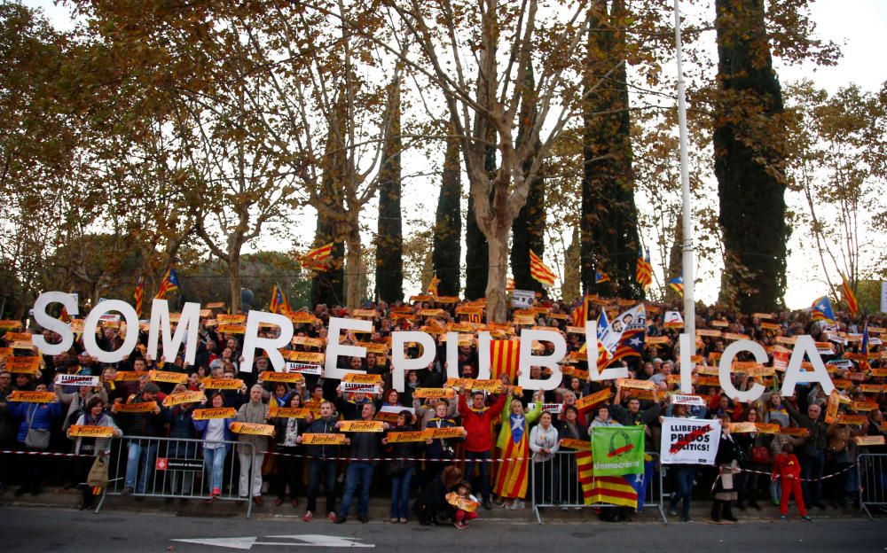 Manifestación en Barcelona para pedir la libertad de los exconsejeros encarcelados y de ''''los Jordis''''