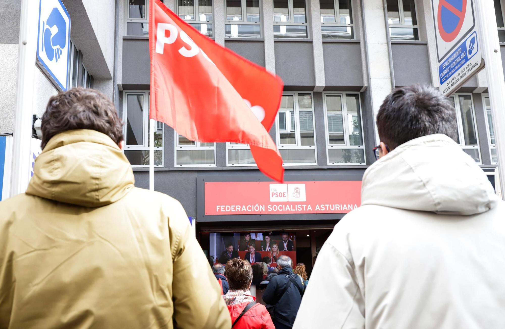 EN IMÁGENES: concentración en Oviedo en apoyo de Pedro Sánchez