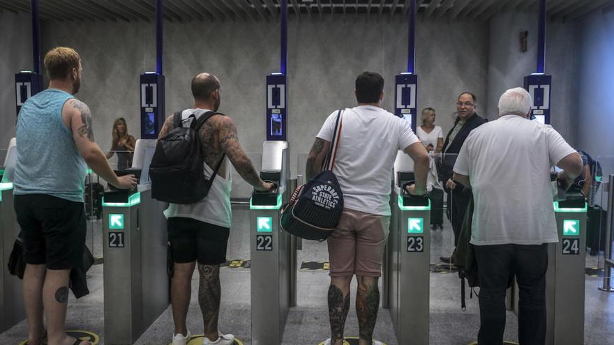 Control de pasaportes del aeropuerto de Palma