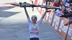 Tadej Pogacar celebra la victoria en la Strade Bianche.