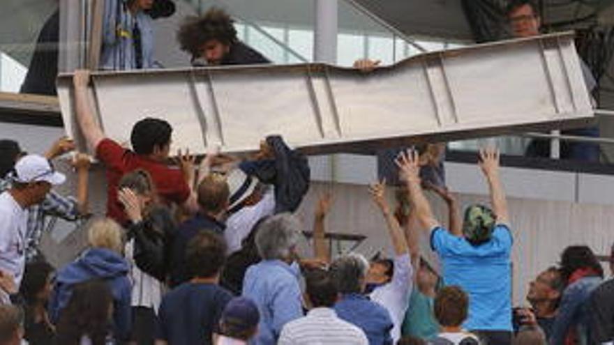 Ensurt al Roland Garros: tres ferits en caure una placa metàl·lica