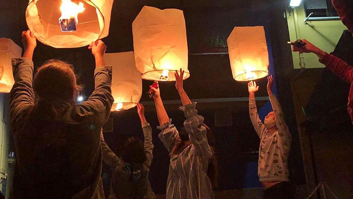 Arriba, la suelta de farolillos blancos para despedir el Carmín. En el círculo, un momento de la danza prima. | I. G.