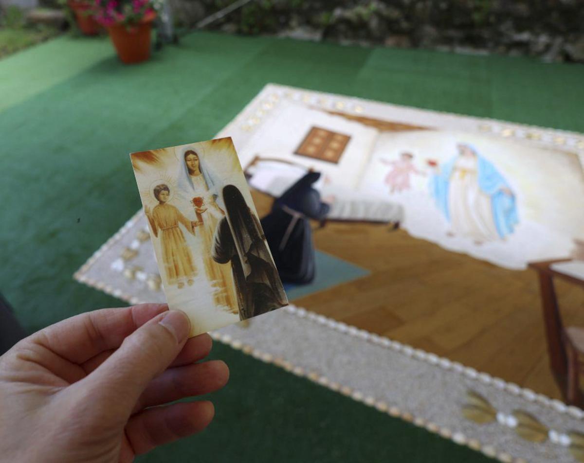La alfombra representa la escena de la clásica estampa de la aparición. | G, SANTOS