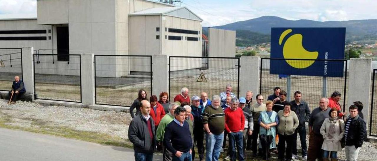 José Rodróguez (en primera fila, el segundo por la izquierda) en una de las primeras concentraciones de &quot;O Batuqueiro&quot; en contra del proyecto de Gas Natural-Fenosa. // Iñaki Abella