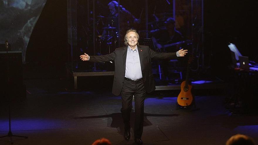 Serrat saluda al auditorio.