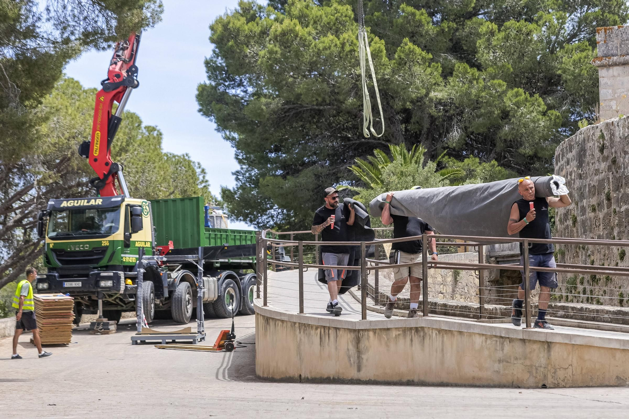 Las imágenes del desmontaje del desfile de Louis Vuitton en el castell de Bellver