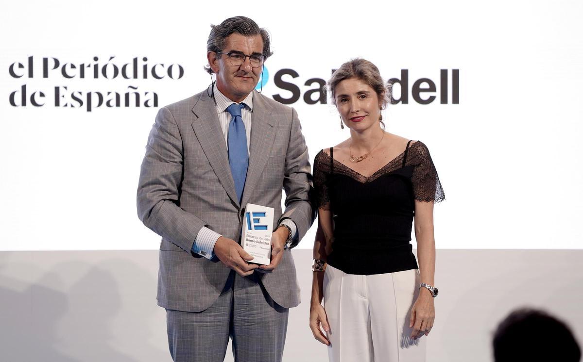 Ainhoa Moll, directora editorial de Prensa Ibérica y adjunta a la Presidencia, entrega el Premio ‘Empresa Familiar’ a Juan Abarca, presidente de HM Hospitales.
