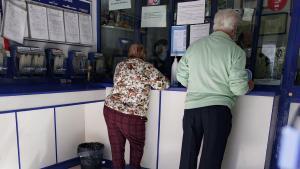 18/05/2020 Un hombre y una mujer protegidos con mascarillas compran lotería en una Administración durante el primer día del proceso de desescalada instaurado por el Gobierno en el que los sorteos de EuroMillones y La Primitiva se reanudan en la semana del 18 al 24 de mayo, mientras que los de BonoLoto y El Gordo de la Primitiva lo harán en la semana del 25 al 31 de mayo. La Lotería Nacional también se pone a la venta este 18 de mayo, y el primer sorteo se celebrará el jueves 11 de junio. SOCIEDAD Eduardo Parra - Europa Press