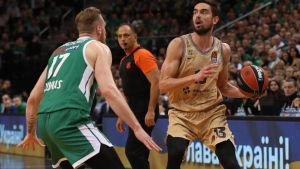Satoransky busca un compañero para pasar el balón en el partido de Kaunas.