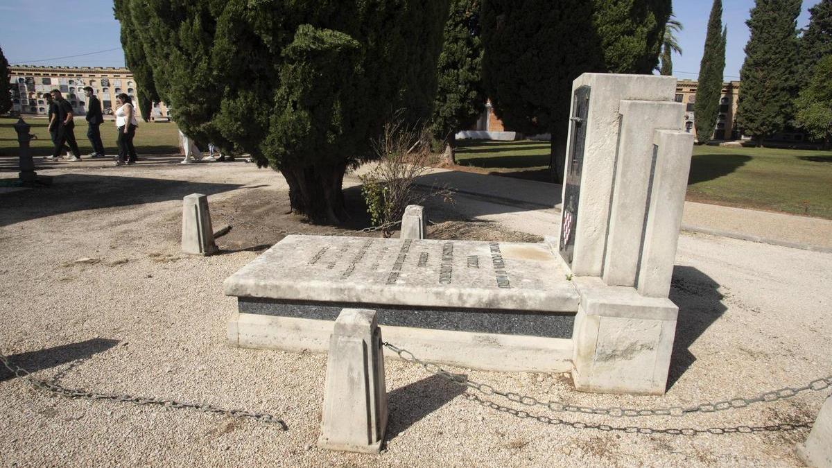 Panteón de Luburic en una calle principal del cementerio de Carcaixent.